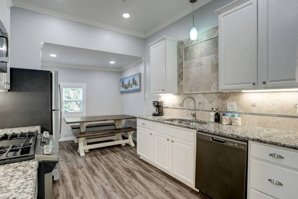 Renovated Beach Bungalow! Galveston Exterior photo